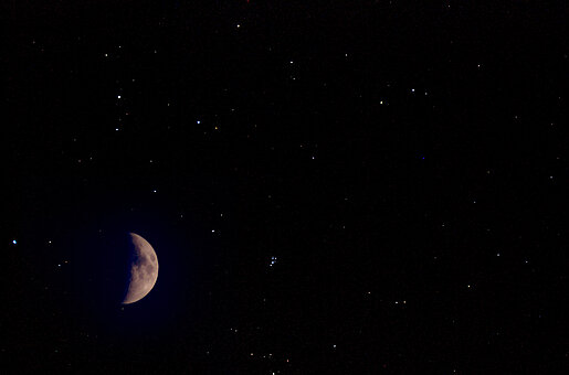 Mond und Sternenhimmel