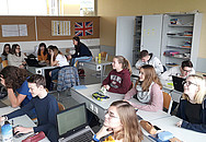 Schüler und Schülerinnen im Klassenzimmer vor ihren Computern.