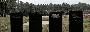 Gendenktag gegen Gewalt und Rassismus; Bild: vier schwarze Gedenksteine zur Erinnerung an Holocaust-Opfer