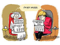 Queen Elizabeth und Angela Merkel sitzen vor ihren Zeitungen