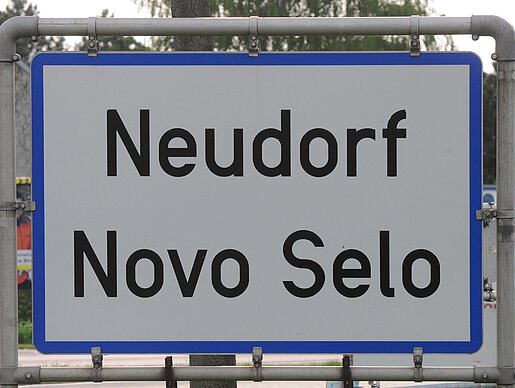 Zweisprachige Ortstafel Neudorf, Novo Selo