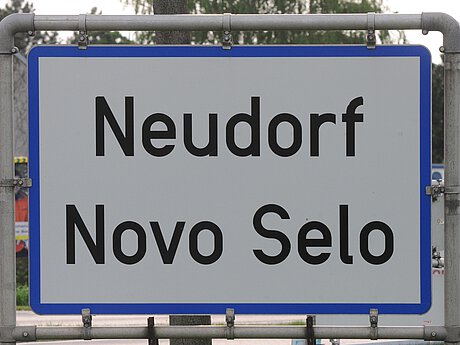 Zweisprachige Ortstafel mit Aufschrift Neudorf - Novo Seolo