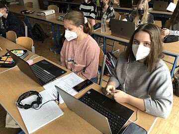 SchülerInnen aus Horn sitzen vor ihren Laptops im Klassenzimmer