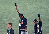 Tommie Smith und John Carlos recken ihre Fäuste in die Höhe als Zeichen des Protests gegen Rassismus