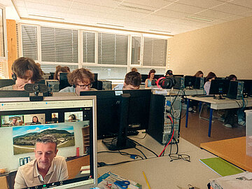 Schuelerinnen und Schueler des BGBRG für Slowenen beim Chat zum Thema „Meinungsfreiheit im digitalen Raum“