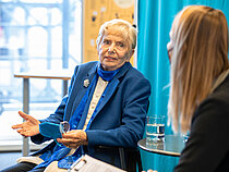 Zeitzeugin Katja Sturm im Gespräch mit der Moderatorin des Workshops