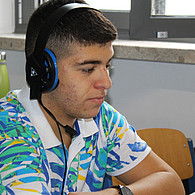 Ein Schüler verfolgt den Chat an seinem Laptop