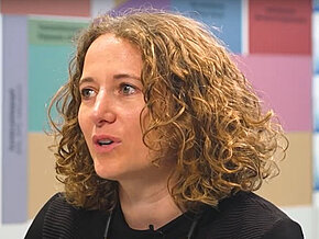 Melina Schneider beim Interview mit der DemokratieWEBstatt