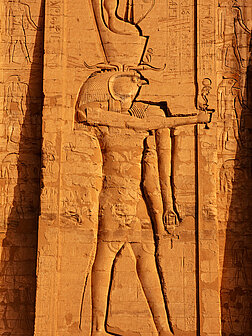 Steinrelief des ägyptischen Gottes Horus