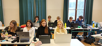 Schülerinnen und Schüler der 8. Klasse St. Paul vor ihren Laptops