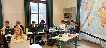 SchuelerInnen des Stiftsgymnasium St. Paul beim Chat zum Thema "UNO und Menschenrechte" am 15.12.2025