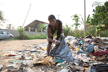 Afrikanisches Mädchen sammelt Müll