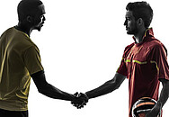 Zwei Fußballspieler geben sich die Hand