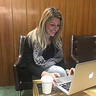 Portrait der Nationalratsabgeordneten Katharina Kucharowits vor ihrem Laptop.