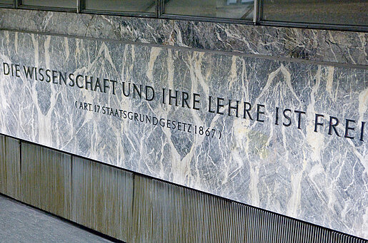Staatsgrundgesetz Artikel 04 c Universitaet Wien Der in die Wand des Neuen Institutsgebäudes eingeschriebene Artikel 4 des Staatsgrundgesetzes: „Die Wissenschaft und ihre Lehre ist frei.“