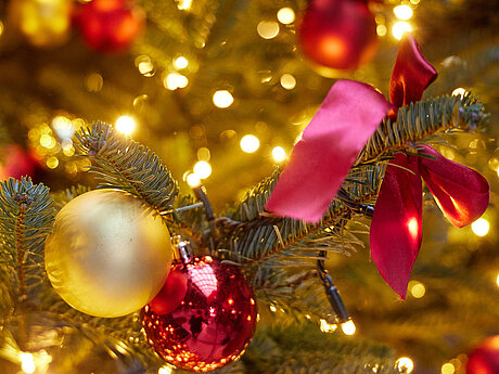 Nahaufnahme Christbaumkugeln