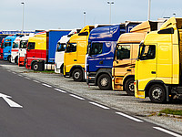 Ein Autobahn-Rastplatz mit unterschiedlichen LKWs in Parkposition