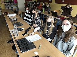 SchülerInnen der 1. Kl. HLWB Horn beim Chat in der Klasse sitzend