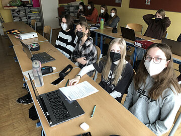 SchülerInnen aus Horn sitzen vor ihren Laptops im Klassenzimmer