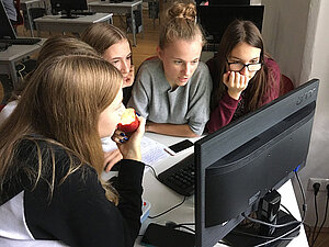 Schülerinnen sitzen vor dem Computer