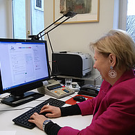 Blick auf den Bildschirm von Nationalratsabgeordneter Brigitte Jank, die in den Chat schreibt.