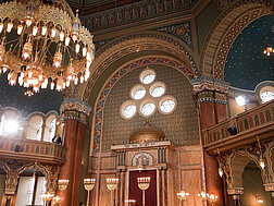 Die Innenansicht einer prächtig restaurierten Synagoge in Sofia, Bulgarien