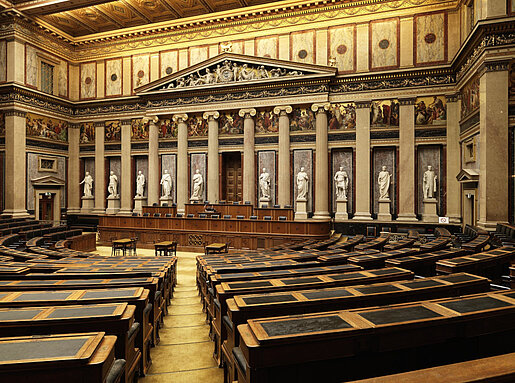 Blick in den historischen Sitzungssaal des österreichischen Parlaments