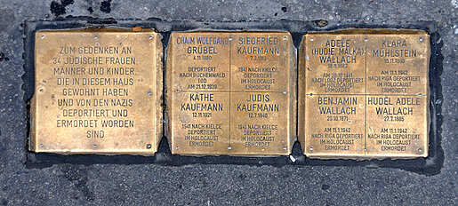 Gedenktafeln für deportierte Jüdinnen und Juden in der Taborstraße in Wien © Franz Stürmer