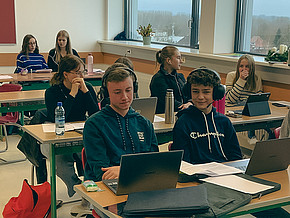 SchülerInnen des BGBRGBORG Schärding in der Klasse beim Video-Chat