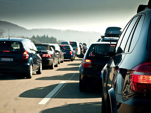 Viele Autos stehen im Stau auf einer mehrspurigen Autobahn