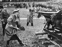 <a href="http://commons.wikimedia.org/wiki/File:Bundesarchiv_Bild_183-H04560,_%C3%96sterreich,_Reichsautobahn,_Adolf_Hitler,_Spatenstich.jpg">Der Führer beim ersten Spatenstich zur ersten Autobahn Österreichs</a> © Bundesarchiv, Bild 183-H04560 / CC-BY