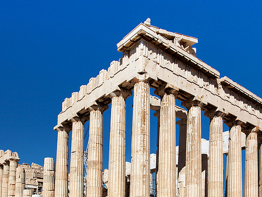 Ansicht der Überreste der antiken Akropolis in Athen vor einem blauen Himmel