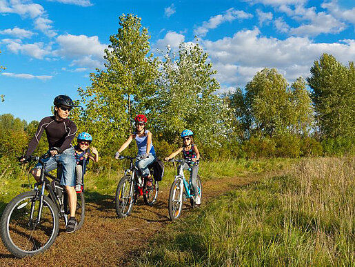 Eine Familie beim Radfahren