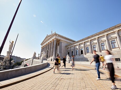 Menschen in Bewegung an der Rampe zum Parlament