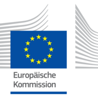 Das Logo der Europäischen Kommission besteht aus einer EU-Flagge und zwei in die Mitte aufragenden, mit grauen Strichen angedeuteten Gebäudehälften