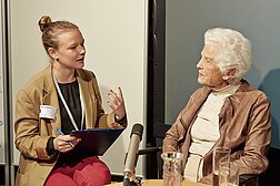 Freda Meissner-Blau im Interview mit einer Schülerin, Foto: © Parlamentsdirektion / Bildagentur Zolles KG / Mike Ranz