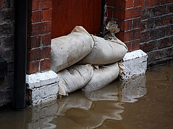 Sandsäcke schützen den Eingang eines Hauses vor einer Überschwemmung