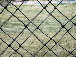 Detailansicht verschiedener Netze auf einem Fußballfeld