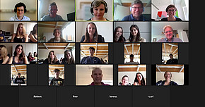 Videokacheln aller Teilnehmerinnen und Teilnehmer nebeneinander zu einem Gruppenbild angeordnet