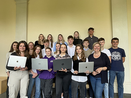 Gruppenfoto von SchülerInnen und Lehrerin des Stiftsgymnasium St. Paul