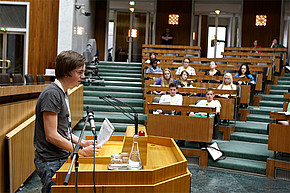 Rede im Plenarsaal beim Jugendparlament 05/12