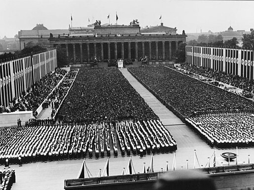 <a href="http://commons.wikimedia.org/wiki/File:Bundesarchiv_B_145_Bild-P017038,_Berlin,_Olympiade,_Aufmarsch_Lustgarten.jpg">Olympia 1936 insziniert als Massenveranstaltung</a> © Bundesarchiv, B 145 Bild-P017038 / CC-BY-SA
