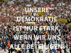 Menschenmasse mit Schriftzug "Unsere Demokratie ist nur stark, wenn wir uns alle beteiligen"