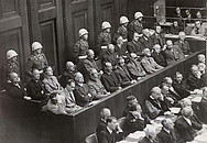 Historisches Foto zeigt die angeklagten Hauptkriegsverbrecher während des Nürnberger Prozesses.