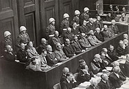 Historisches Foto zeigt die angeklagten Hauptkriegsverbrecher während des Nürnberger Prozesses.