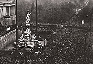 Historisches Bild mit tausenden Menschen vor dem Parlamentsgebäude