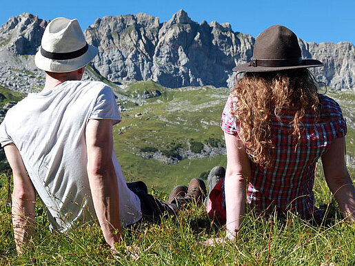 Zwei Junge Menschen bei einer Pause vom Wandern in den Bergen