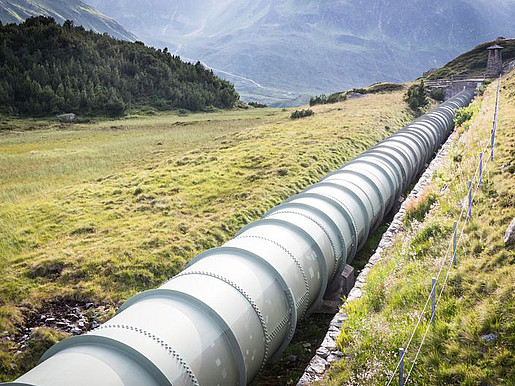 Eine Pipline im Silvretta See