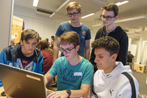 Schüler recherchieren an einem Computer