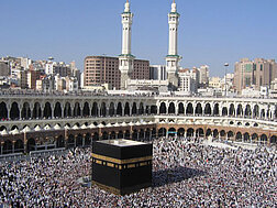 Die heilige Kaaba in Mekka von tausenden Pilgern umgeben